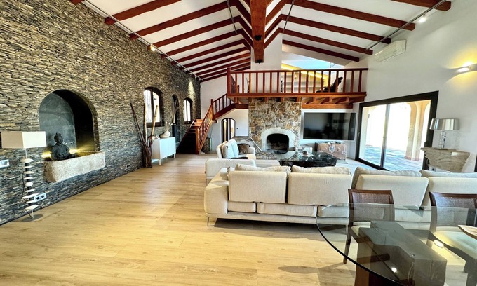 Cerdanyola del Valles Ski Chalet | The Village - Chalet con Todo el Ocio Possible