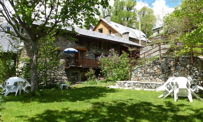 Ornon Apartment | the village of Oisans 15 minutes from € 350/S near Alpe d'Huez garden 150m² valley view.