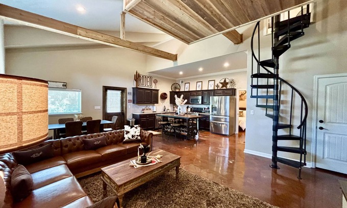 New Ulm House | The Vine - Modern, Rustic Barndominium on Vineyard with Private Lake, Sleeps 10
