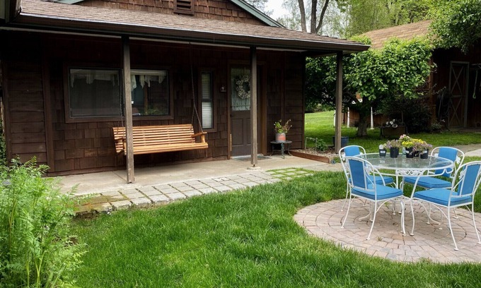 Grants Pass Cottage | The Vintage Cottage with riverfront access