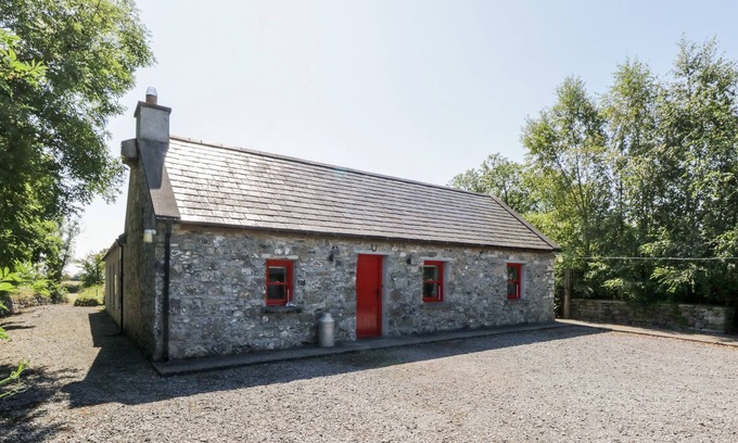Dunmore Cottage | THE VISITING HOUSE, pet friendly, with pool in Dunmore, County Galway