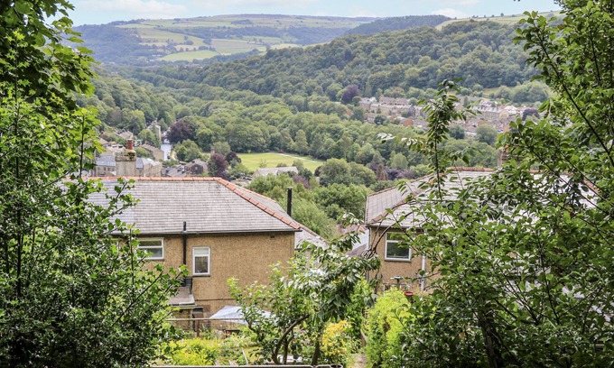 Wadsworth Cottage | THE VISTA, family friendly, with a garden in Hebden Bridge