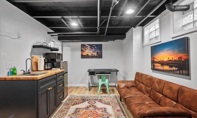 Shadyside Apartment | The Walnut Suites - The Emerald Suite