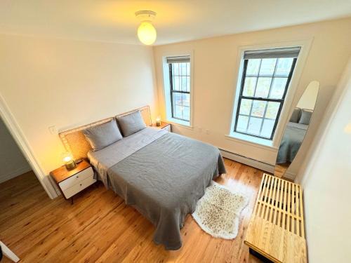 Queens House | The Waltham Private Room & bathroom John F Kennedy JFK LGA Airport Manhattan Penn Station bullet-train 15 min