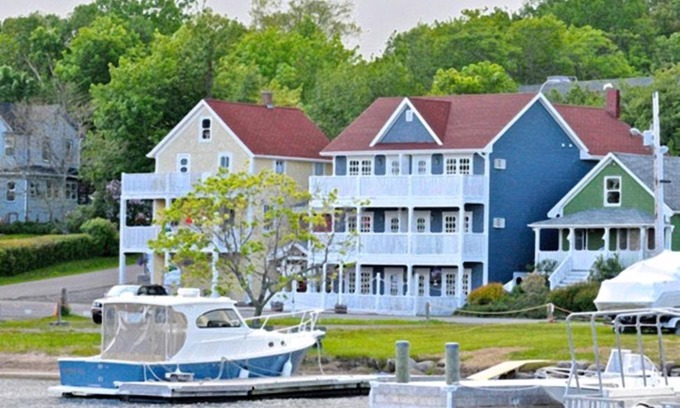 Baddeck Bed & Breakfast | The Water's Edge Inn & Gallery
