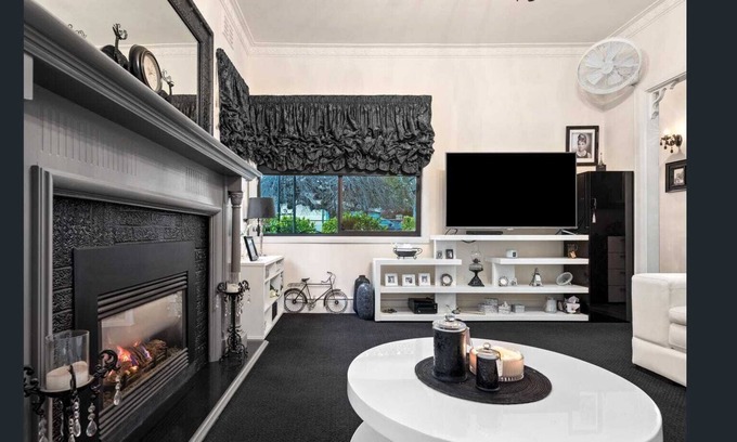 West Albury House | The Weeping Elm - Large and Spacious