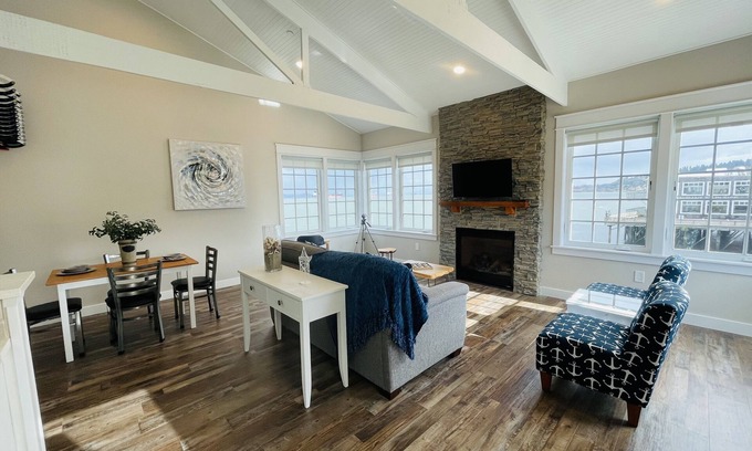 Astoria House | The Wheelhouse on Pier 11