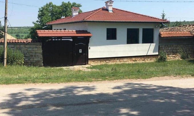 Popovo Apartment | The White House in Palamartsa