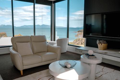 Swansea House | The White House ~ Your ultimate escape!