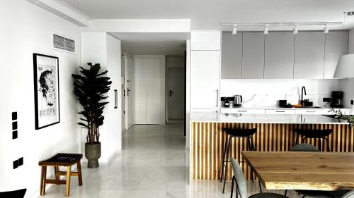 Palaio Faliro Apartment | The White Marble - Spacious, 4BR, 2BA by BnC