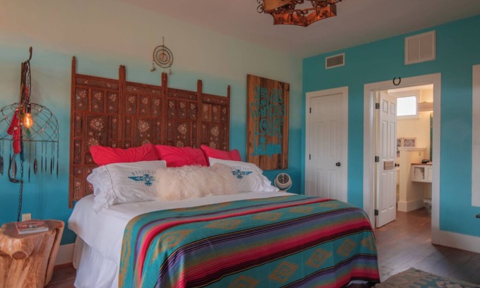 Round Top Bed & Breakfast | The Wild Blue Yonder Room - Wander Inn
