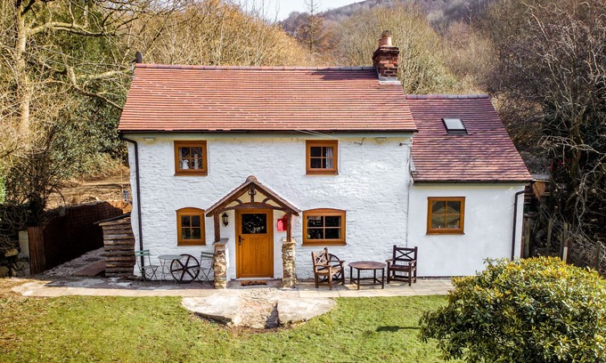 Pontesbury Cottage | THE WILDERNESS, pet friendly, with hot tub in Stiperstones
