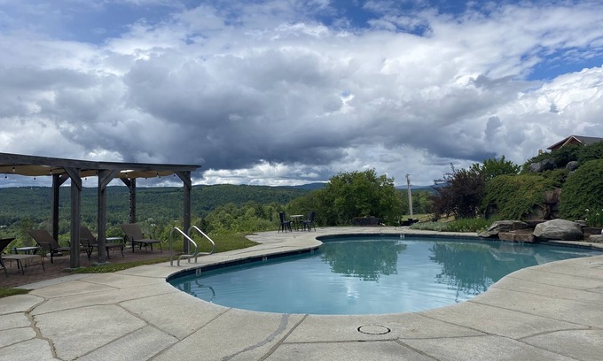 Lyndon Hotel | The Wildflower Inn