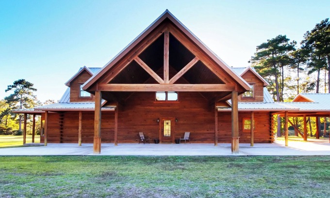 Willis House | The Wildflower Ranch Log Cabin - HOT TUB - Generator