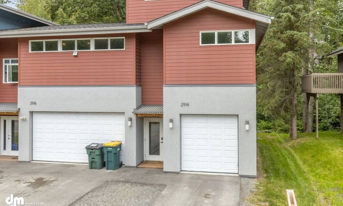 Turnagain House | The Wildlife Gallery - Modern Creekfront Rental