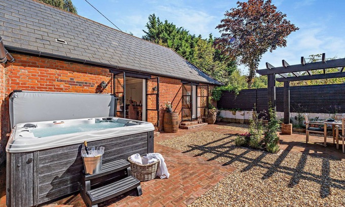 Westmarsh House | The Willows - a holiday let by Bloom Stays that sleeps 8 guests in 4 bedrooms