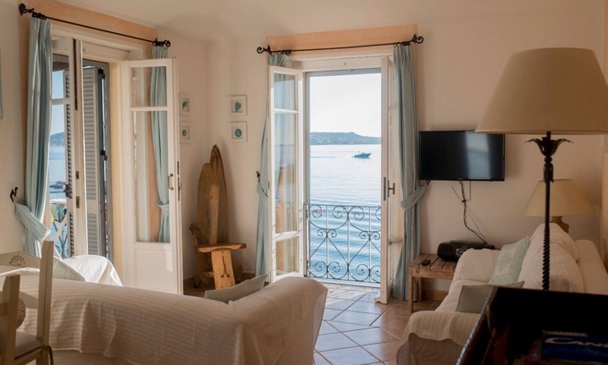 Palau Apartment | The windows overlooking the sea