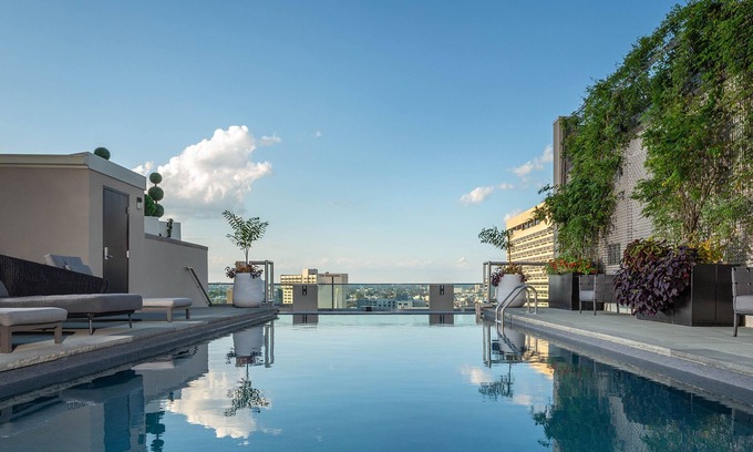 Logan Square Hotel | The Windsor Suites