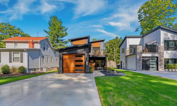 Winona Lake House | The Winona Lake Chalet 1