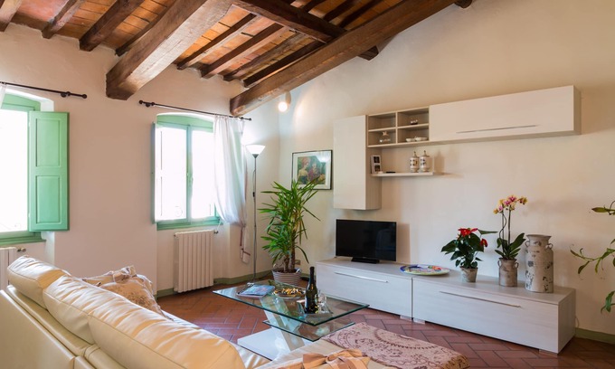 Pistoia Apartment | The wisteria, elegant apt old town
