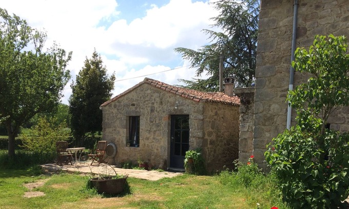 Mauleon House | The wood tee - small independent house, atmosphere lime and stone