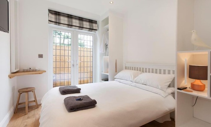 West Bridgford Apartment | The Woodpecker Snug