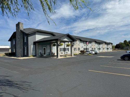Connersville Hotel | The Woodridge Inn