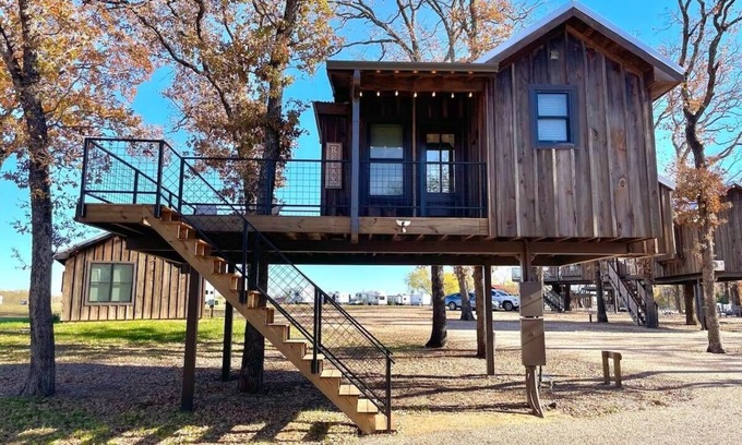 Elm Mott RV Rental | The Wren Treehouse (15 MIN to Magnolia & Baylor)