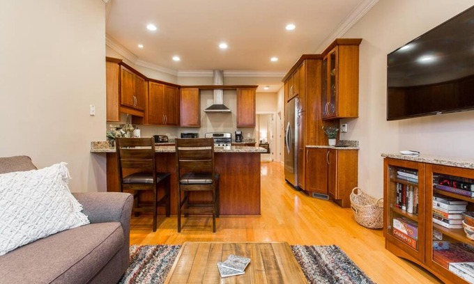 Wrigleyville Apartment | The Wrigleyville VIP-200 Steps from Wrigley Field