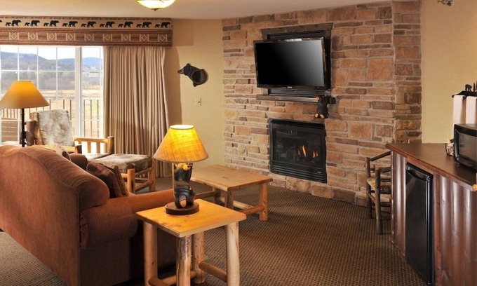 Onalaska Hotel | Theme Suite w/Whirlpool, Living Room, Dry Bar, Stoney Creek Onalaska
