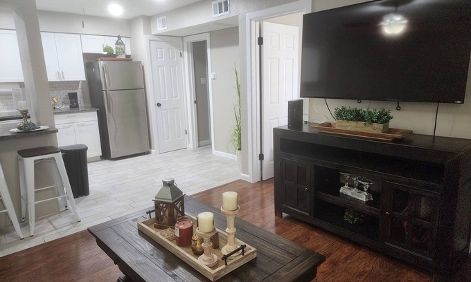 Northwest Dallas Apartment | There are many restaurants close by, it's also accessible to all freeways.
