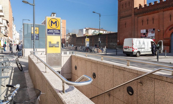 Saint Michel Apartment | Thierry's 1 bedroom flat with clim, wifi and parking at St Michel Station