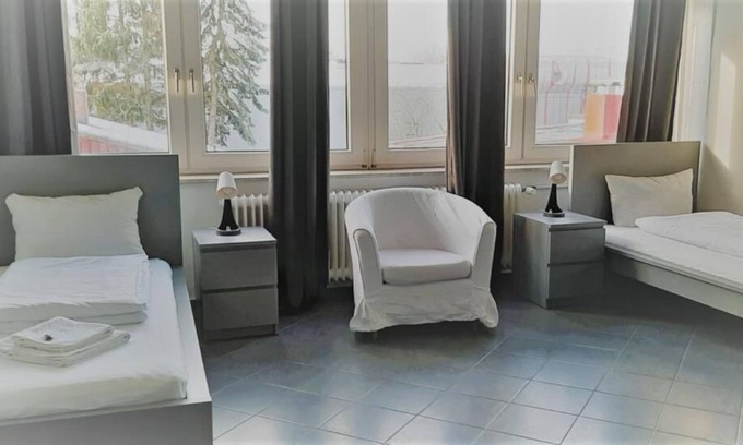 Bramfeld Apartment | This 1-room apartment is located in our apartment house Haldesdorfer Straße and has a double bed, a functional kitchenette including accessories, a dining area and a comfortable sitting area.