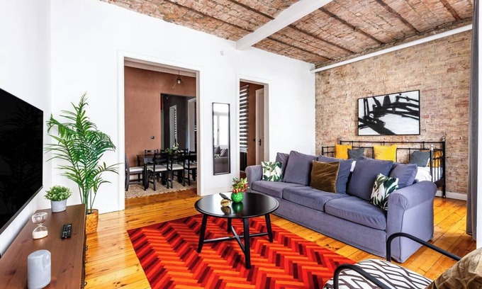 Taksim Apartment | This apartment is a 2 bedroom(s), 2 bathrooms, located in Beyoğlu, İstanbul.