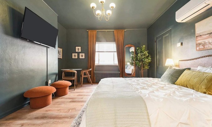Lawrenceville Apartment | This apartment is a 2 bedroom(s), 1 bathrooms, located in Pittsburgh, PA.