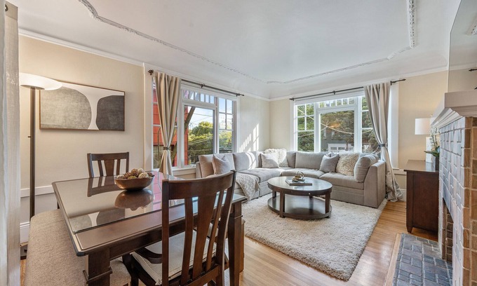 Inner Richmond Apartment | This apartment is a 2 bedroom(s), 1 bathrooms, located in San Francisco, CA.