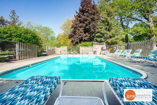 Saugatuck House | This Charming 2 bed condo is next to downtown Saugatuck and includes a pool!