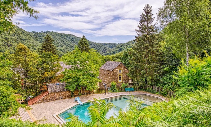 Mirandol-Bourgnounac House | This cosy stone house is situated in an idyllic location in a forest and close to the river Vaur.