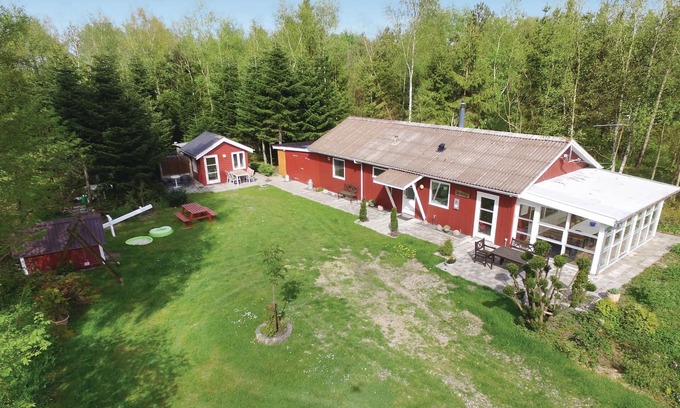 Skovgaarde House | This cozy cottage is family friendly furnished with kitchen and living room with fireplace in open c