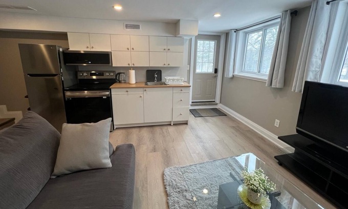 Peterborough House | This guest house is a 2 bedroom(s), 1 bathrooms, located in Peterborough, ON.