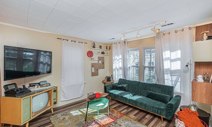 Oak Park House | This house is a 2 bedroom(s), 1 bathrooms, located in Oak Park, IL.