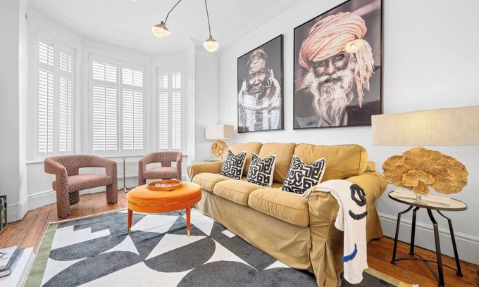 Salford House | This house is a 4 bedroom(s), 3 bathrooms, located in Manchester, England.