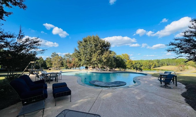 Fort Valley Cabin | This lodge is a 6 bedroom(s), 5.5 bathrooms, located in Fort Valley, GA.