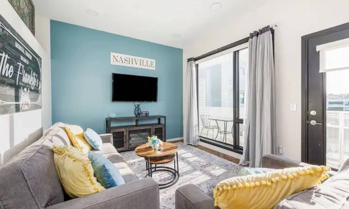 Edgehill Condo | This modern 1-bedroom, 1-bath condo is located in the heart of Downtown, just 1.2 miles from Broadway’s live music, incredible dining, and local attractions. Perfect for couples, solo travelers, or business guests.