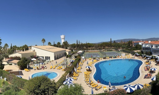 Portimao Apartment | This place spells H-O-L-I-D-A-Y. Beautiful 2 bed apartment overlooking the pool