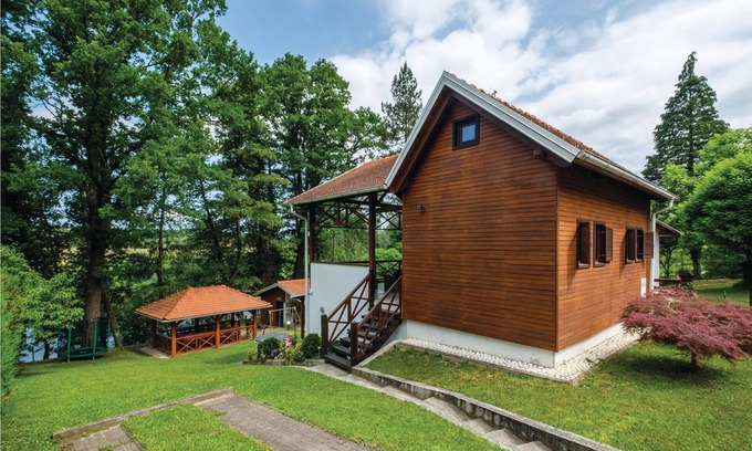 Glina House | This pretty little cottage is located in a quiet village very close to the river Kupa and is surroun