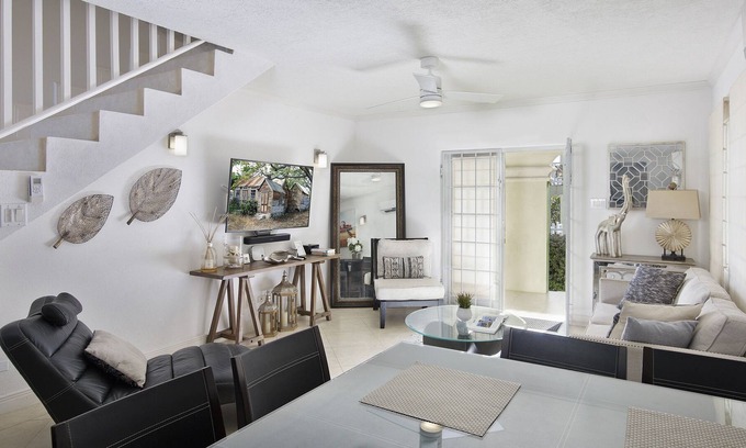 Sheraton Park House | This Property in Centrally Located in a Quiet Residential Neighbourhood