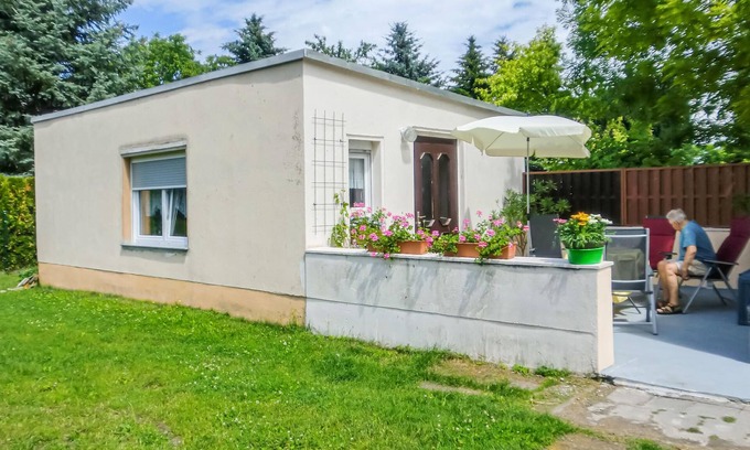 Schneidlingen House | This simple bungalow in Schneidlingen can accommodate up to 3 people.