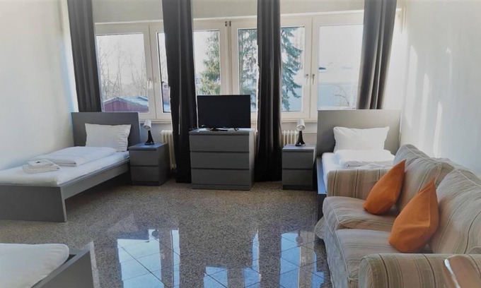 Bramfeld Apartment | This space miracle in our apartment house Haldesdorfer Straße perfectly matches your needs. The old ceilings of the apartment are preserved, so it brings the charm between old and new in perfect harmony and creates a cozy atmosphere