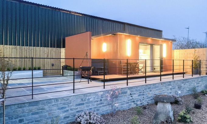 Babcary Cottage | This stunning and unique pod is the ultimate stay for your next getaway.